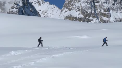 Gente-Esquiando-En-La-Nieve-Profunda-En-Lo-Alto-De-Los-Alpes-Del-Tirol,-Brillante,-Día-De-Invierno-En-Austria---Tiro-Estático