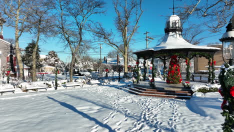 Weihnachtsbaum-Im-Schneebedeckten-Pavillon