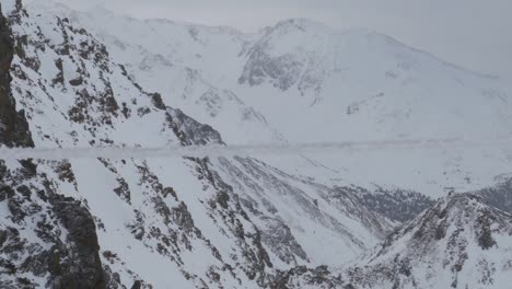 Cuerda-Helada-En-Lo-Alto-De-Las-Montañas-Del-Tirol,-En-Un-Día-Nublado-De-Invierno---Vista-Panorámica
