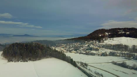 Luftaufnahme-Einer-Schneebedeckten-Bergstadt-Im-Nebel