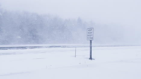 Road-sign-and-blizzard-whiteout-conditions-on-I-295-highway-in-Freeport,-Maine