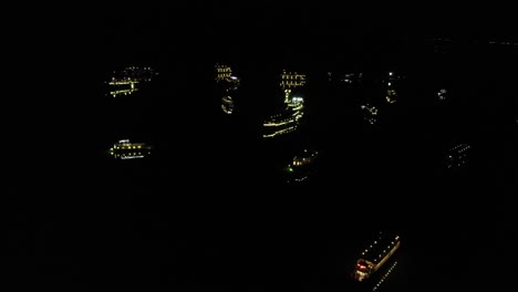Luftnachtansicht-Von-Ha-Long-Bay-Vietnam-Berühmte-Reiseziele,-Kreuzfahrt-Luxusyachtboot-Beleuchtet-Festgemacht-Auf-Offenem-Wasser