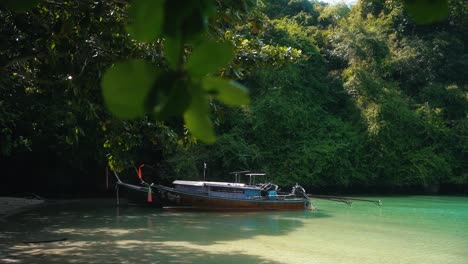 Zwei-Traditionelle-Thailändische-Boote-Sind-An-Einem-Sonnigen-Tag-In-Einer-Abgelegenen-Bucht-Zwischen-Den-Grünen-Bäumen-In-Thailand-Festgemacht