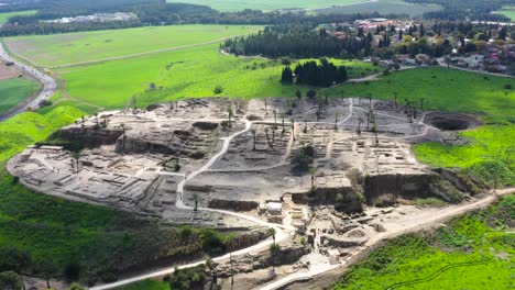 Ruinas-De-Una-Ciudad-Antigua-En-El-Parque-Nacional-De-Tel-Megiddo,-Israel