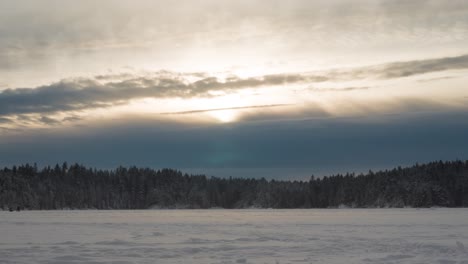 Sonnenuntergang-über-Dem-Zugefrorenen-See-Mit-Menschen,-Die-Im-Winter-Spazieren-Gehen