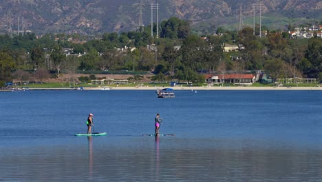 Dos-Mujeres-Paddle-Boarders-En-Lake-Mission-Viejo-En-El-Sur-De-California
