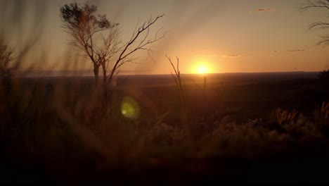Schöner-Sonnenuntergang-über-Rot-orangeen-Trockenen-Australischen-Ebenen-In-Der-Wüste