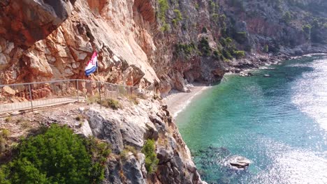 Mädchen,-Das-Die-Treppe-Zum-Strand-Von-Pasjaca-In-Dalmatien,-Kroatien,-Geht---Luftdrohnenansicht