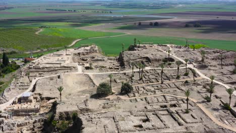 Vista-Aérea-De-Las-Ruinas-Antiguas-En-El-Parque-Nacional-Megiddo,-Israel