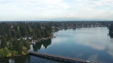Panoramablick-Auf-Den-Steilacoom-Lake-Mit-Interlaaken-Drive-In-Lakewood-City,-Tacoma,-Washington,-USA