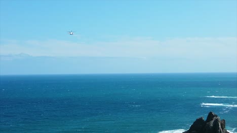 Helikopterflug-In-Zeitlupe-über-Der-Meeresoberfläche