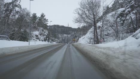 Fahrendes-Auto-Auf-Winterlicher-Bergstraße---Pov