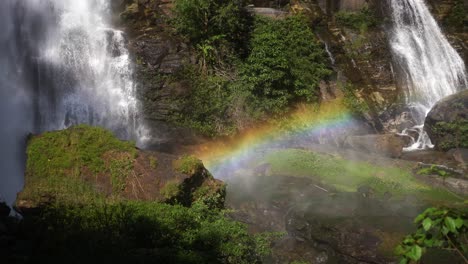 Wunderschöne-Regenbogenfarben-In-Den-Kondensationstropfen,-Die-Vom-Riesigen-Wachirathan-Wasserfall-In-Thailand-Freigesetzt-Werden