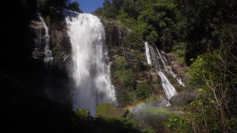 Hermosa-Cascada-Alta-De-Wachirathan-Donde-Cae-Mucha-Agua-Y-La-Niebla-Crea-Un-Hermoso-Arco-Iris-A-Través-De-La-Luz-Del-Sol,-El-Agua-Brilla-En-Tailandia