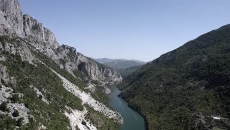 Frontales-Drohnenvideo-Des-Drin-Flusses-Am-Valbona-Pass-Im-Landkreis-Kukes