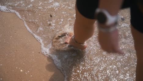 Frau-Geht-Barfuß-Am-Strand,-Während-Eine-Welle-Aus-Dem-Ozean-Ihre-Füße-In-Thailand-Benetzt