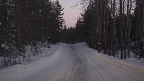 Fahrzeug-Fährt-Durch-Verschneite-Landschaft-Am-Winterabend---Pov