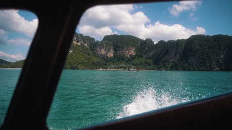 Sprudelndes-Wasser-Entspringt-Von-Der-Vorderseite-Des-Traditionellen-Thailändischen-Bootes-Auf-Das-Wunderschöne-Blaue-Meer-Mit-Atemberaubendem-Blick-Auf-Das-Thailändische-Festland