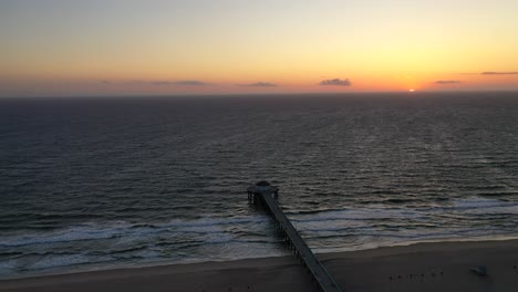 Landschaft-Der-Gelassenheit-Während-Des-Sonnenuntergangs-Am-Manhattan-Beach-Pier-In-Kalifornien,-Usa