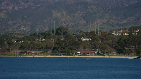 Ein-Pontonboot-Auf-Dem-Lake-Mission-Viejo-In-Südkalifornien