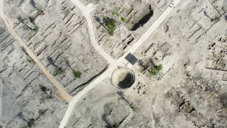 Vista-Aérea-De-Las-Ruinas-De-La-Ciudad-Antigua-En-El-Parque-Nacional-Megiddo,-Israel