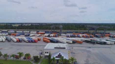 4K-Drohnenvideo-Von-Zügen-Und-Lastwagen-Auf-Dem-Intermodalen-CSX-Zugbahnhof-In-Winter-Haven,-Florida