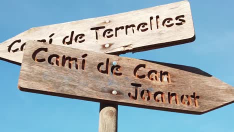 Cartel-De-Madera-Que-Indica-Caminos-En-Catalán-En-Mallorca