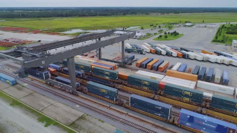 4K-Drohnenvideo-Von-Zügen-Und-Lastwagen-Auf-Dem-Intermodalen-CSX-Zugbahnhof-In-Winter-Haven,-Florida