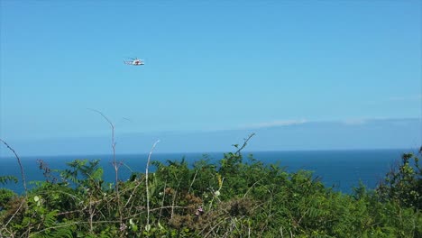 Hubschrauberflug-über-Die-Meeresoberfläche-In-Zeitlupe