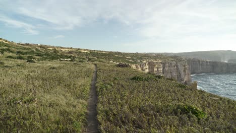 Pequeño-Camino-Estrecho-Cerca-De-La-Costa-Del-Mar-Mediterráneo-En-La-Isla-De-Malta