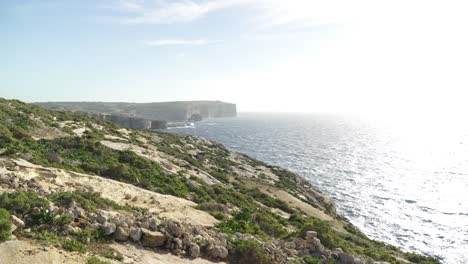 Caminando-Cerca-De-La-Costa-Del-Mar-Mediterráneo-En-La-Región-De-La-Ventana-Azul-Flo-En-Malta