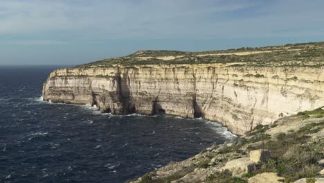 Mittelmeerwellen,-Die-Auf-Steilen-Kalksteinfelsen-Auf-Der-Insel-Gozo-Zusammenstoßen