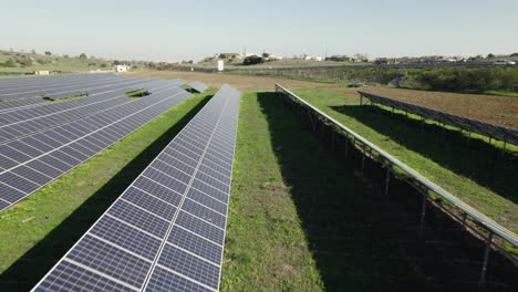 Grüne-Energie,-Die-Auf-Einem-Solarpark-Produziert-Wird