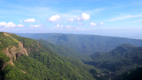 Cordillera-Con-Cielo-Azul-Brillante-Por-La-Mañana-Desde-Un-Video-De-ángulo-Plano-Tomado-En-Siete-Cascadas-Hermanas-Cherrapunji-Meghalaya-India