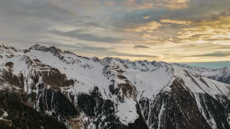 Hiperlapso-En-Los-Alpes-Italianos-Del-Tirol-Del-Sur-Durante-El-Amanecer-En-Invierno