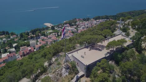 Fliegen-360-Grad-Um-Die-Flagge-Kroatiens-Im-Naturpark-Suma-Marjan,-Split