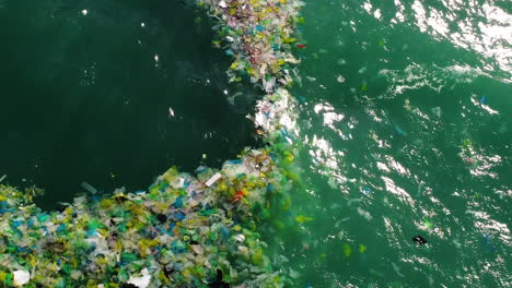 Einweg-Plastiktüten,-Die-Im-Ozean-Schwimmen