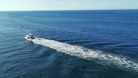 Eine-Yacht,-Die-Sich-Mitten-Im-Meer-In-Der-Karibik-Bewegt,-Luftbild-videohintergrund-In-4k-|-Schöne-Yacht-Mit-Spur-Im-Wasser-Bewegende-Drohne-Schoss-Videohintergrund
