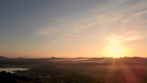 Malerische-Luftaufnahme-Der-Malerischen-Landschaft-Während-Des-Goldenen-Sonnenuntergangs-Am-Horizont-In-Indien