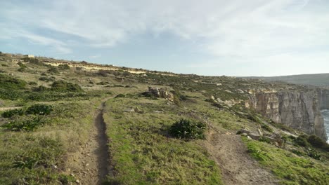 Dos-Caminos-Se-Separan-Cerca-De-La-Costa-Del-Mar-Mediterráneo-En-La-Isla-De-Malta