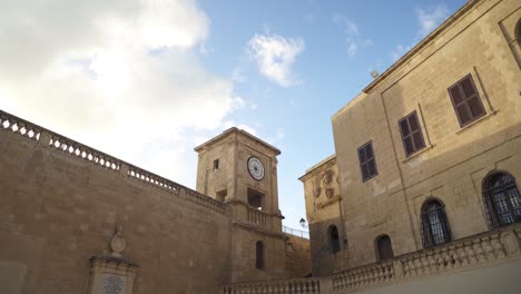 Antigua-Torre-Del-Reloj-En-La-Plaza-Principal-De-La-Fortaleza-De-Cittadella-En-El-Soleado-Día-De-Invierno