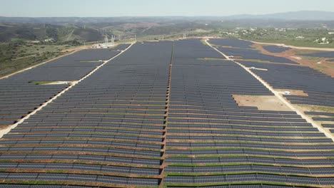 Filas-De-Paneles-Para-Energía-Solar-En-Lagos-En-Portugal