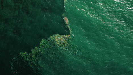 Aerial-Birdseye-Nähert-Sich-Einweg-Plastiktüten,-Die-Im-Ozean-Schwimmen