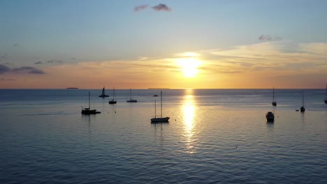 Ruhiger-Sonnenuntergang-Auf-Dem-Meer-Mit-Einigen-Booten-Im-Hintergrund-Und-Der-Horizontlinie