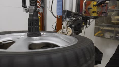 Demontage-Eines-Reifens-Mit-Automatischer-Maschine-In-Einem-Reifengeschäft