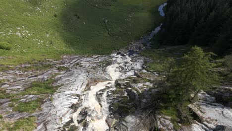 Drohnenaufnahme-Eines-Wasserfalls-In-Irland-An-Einem-Sommertag