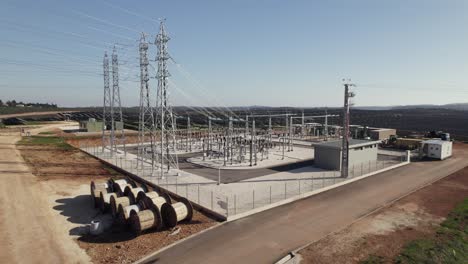 Industria-De-Energía-Solar-Y-Paneles-Fotovoltaicos-En-Segundo-Plano,-Lagos-En-Portugal