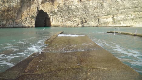 Mittelmeerwellen-Waschen-Steinpier-In-Der-Nähe-Von-Binnenseehöhlen-Auf-Der-Insel-Gozo