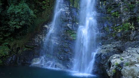 Cascada-De-Agua-Que-Fluye-Desde-La-Montaña-En-El-Bosque-Desde-Un-Video-De-ángulo-Plano-Tomado-En-La-Cascada-Thangsingh-Shillong-Meghalaya-India