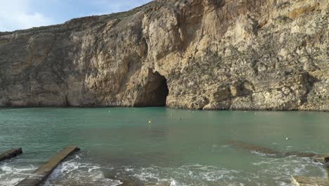 Cueva-Marina-En-El-Mar-Interior-Cerca-De-Dwerja-En-Un-Día-Soleado-En-Invierno-Con-Boyas-Flotando-En-La-Superficie-Del-Agua